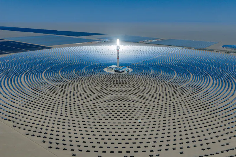 A solar power tower surrounded by concentric rows of mirrors